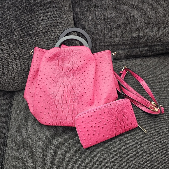 unkniw Handbags - Two piece shoulder bucket bag includes wallet. Faux ostrich leather.  Smoke free